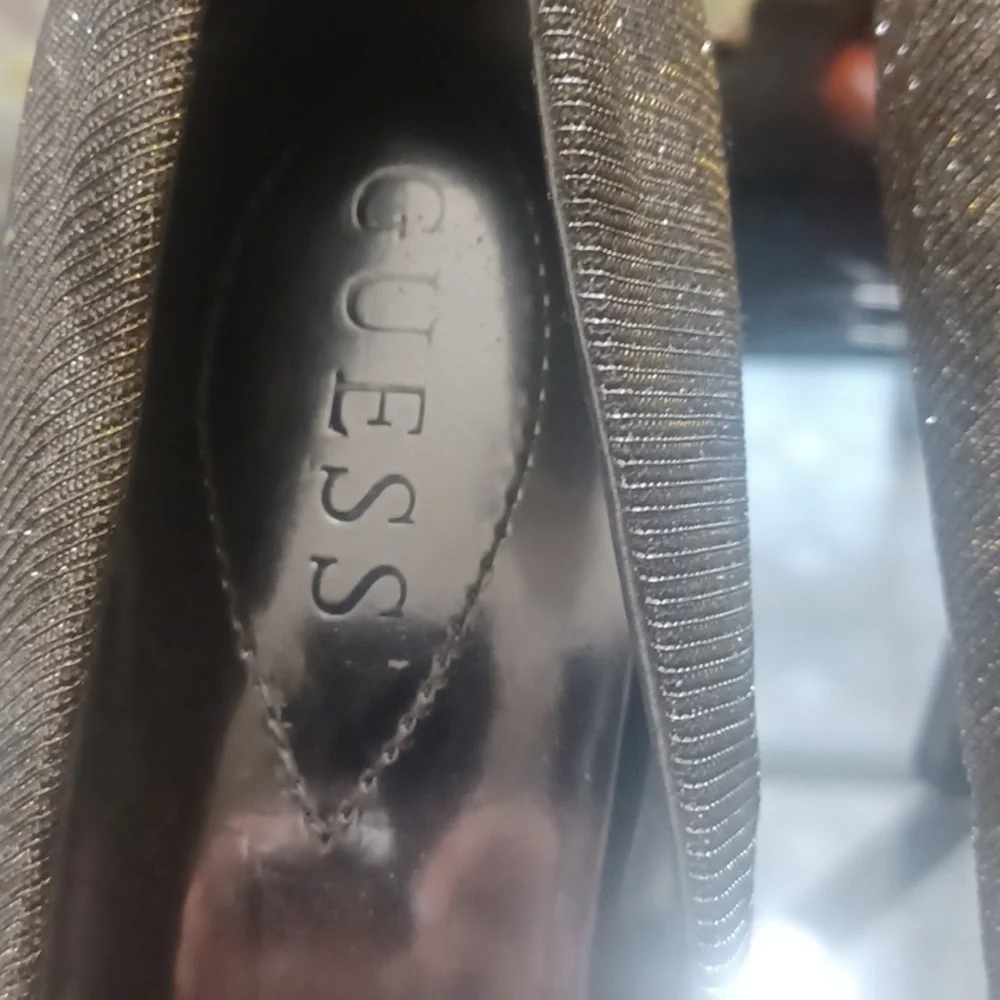 8.5 GUESS HEELS GOLD GLITTERY COLOR